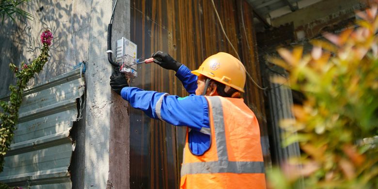 Ilustrasi petugas PLN. Diskon tambah daya listrik 50 persen. Tambah daya listrik Mei 2026. Diskon tambah daya Mei 2026. 