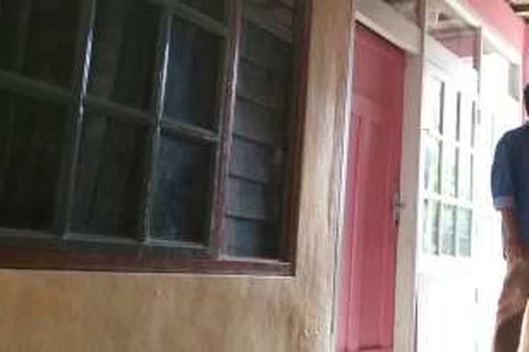 Ketua RW 05 Cempakawarna, Cihideung, Kota Tasikmalaya, menunjukkan rumah eks Gafatar asal Tasik (pintu warna merah muda) yang dipulangkan dari Kalimantan, Selasa (26/1/2016).