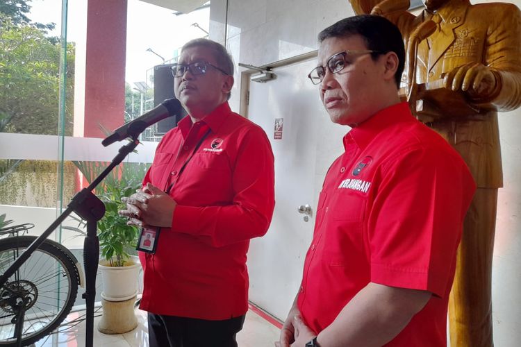 Sekretaris Jenderal PDI-P Hasto Kristiyanto dan Ketua DPP PDI-P Ahmad Basarah di Kantor DPP PDI-P, Jalan Diponegoro, Jakarta, Senin (24/4/2023).