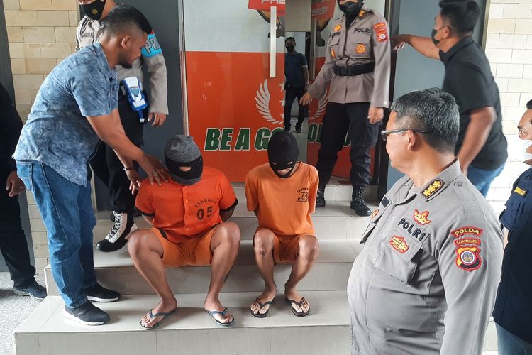 Dua pelaku dari tiga yang berhasil ditangkap dalam kasus pengerusakan SMA Bopkri 1 Yogyakarta dihadirkan dalam jumpa pers di Mapolda DIY.