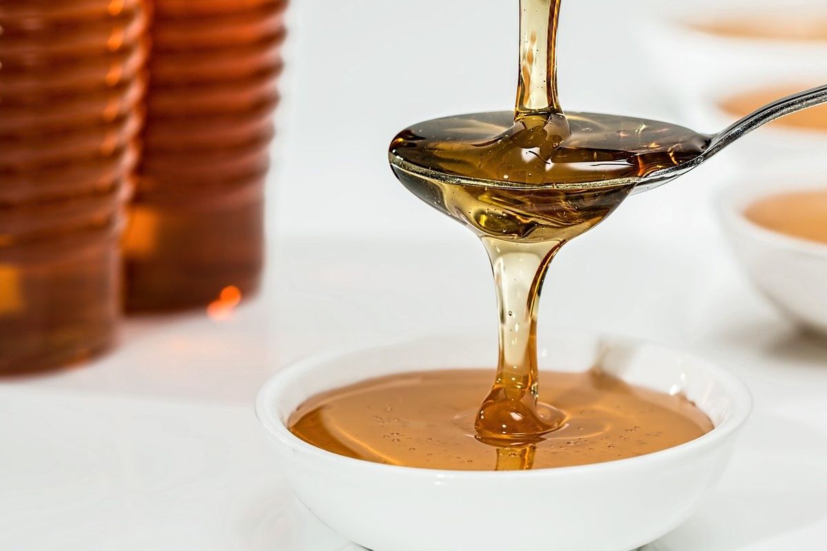 Teh hangat dan madu sering kali digunakan sebagai pereda batuk dan cara mengatasi sakit tenggorokan. Namun, konsumsi madu saja juga bisa efektif.