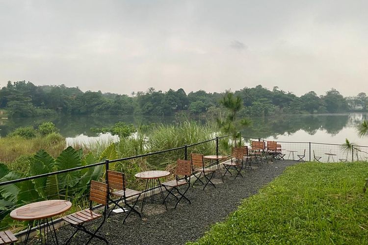Kafe sebelah danau di Jasmine Park, wisata baru di Kabupaten Tangerang, Banten. 