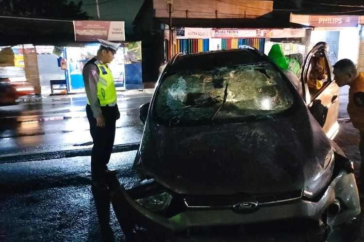 Mobil Ford Ecosport yang dirusak massa sebab salah sangka dugaan pelaku tabrak lari di daerah Rangkapan Jaya Baru, Pancoran Mas, Depok, Sabtu (16/3/2024).