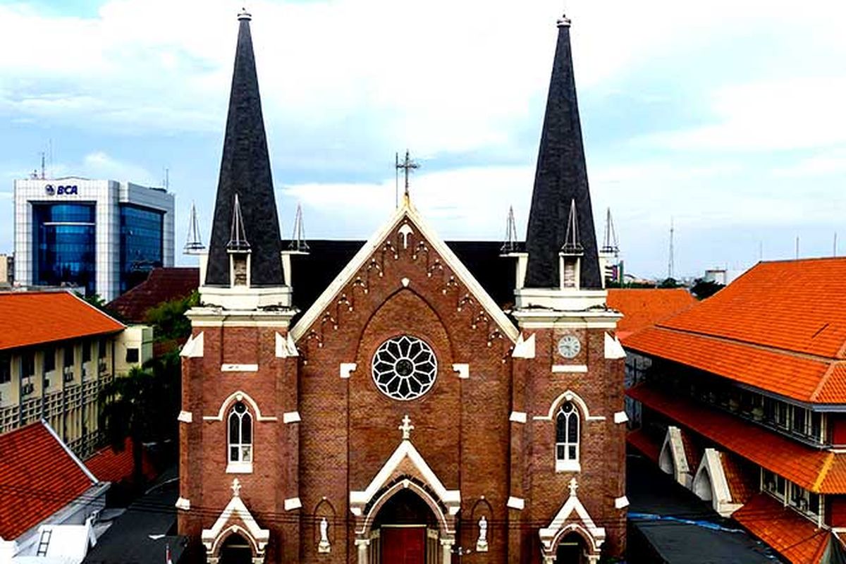 Bagian depan Gereja Kelahiran Santa Perawan Maria yang menjadi gereja tertua di Jawa Timur dan Surabaya, Rabu (25/12/2024)