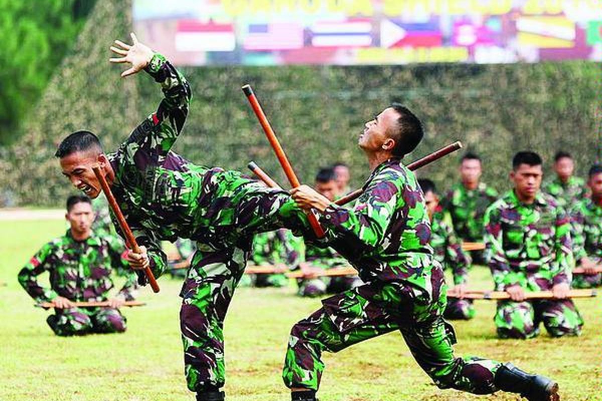 Dua anggota TNI mempertontonkan atraksi bela diri dengan tongkat saat pembukaan Latihan Bersama Garuda Shield di Pusat Kesenjataan Infanteri Cipatat, Kabupaten Bandung Barat, Jawa Barat, Kamis (10/6). Latihan gabungan yang diikuti tujuh negara, yaitu Indonesia, Amerika Serikat, Banglades, Thailand, Brunei, Filipina, dan Nepal, tersebut berlangsung hingga 22 Juni.