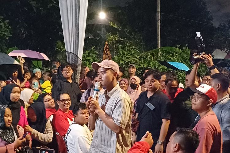 Ketua Umum Partai Solidaritas Indonesia (PSI) Kaesang Pangarep saat safari politik di Rumah Susun (Rusun) Pesakih, Duri Kosambi, Cengkareng, Jakarta Barat, Kamis (11/1/2024) malam.