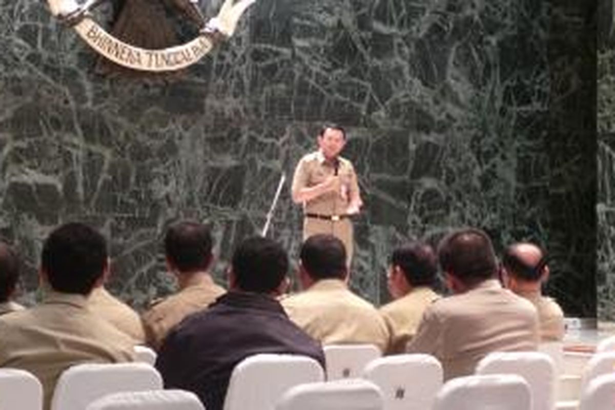 Gubernur DKI Jakarta Basuki Tjahaja Purnama memberi pengarahan kepada pejabat SKPD DKI, di Balaikota, Rabu (31/12/2014).