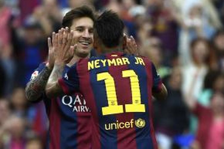 Striker Barcelona Lionel Messi (kiri) mendapat sambutan dari Neymar, setelah dia mencetak gol ke gawang Deportivo La Coruna pada pekan terakhir Primera Division di Camp Nou, Sabtu (23/5/2015).