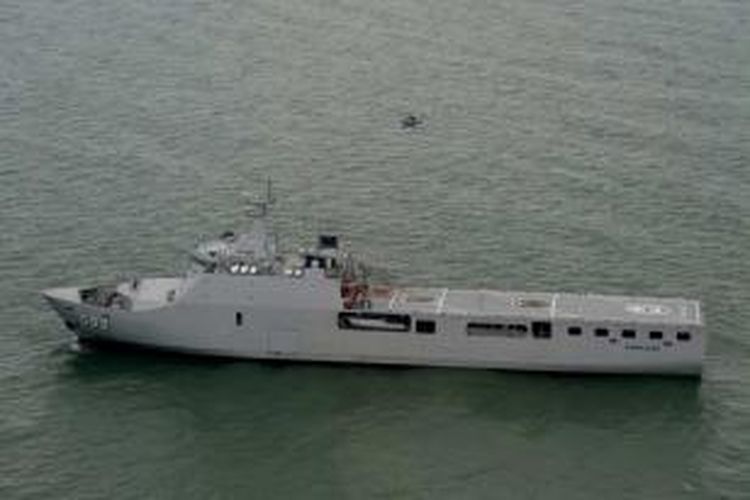 KRI Banda Aceh dan helikopter TNI AL Bell-420 dalam operasi pencarian AirAsia QZ8501 di Laut Jawa, dekat perairan Pangkalan Bun, Kalimantan Tengah, Sabtu (3/1/2015).