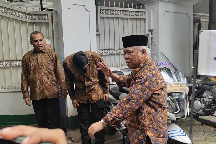 Menteri Pekerjaan Umum dan Perumahan Rakyat (PUPR) Basuki Hadimoeljono melambaikan tangan saat mendatangi kediaman Presiden kelima RI Megawati Soekarnoputri di Jalan Teuku Umar, Menteng, Jakarta Pusat, Rabu (10/4/2024).