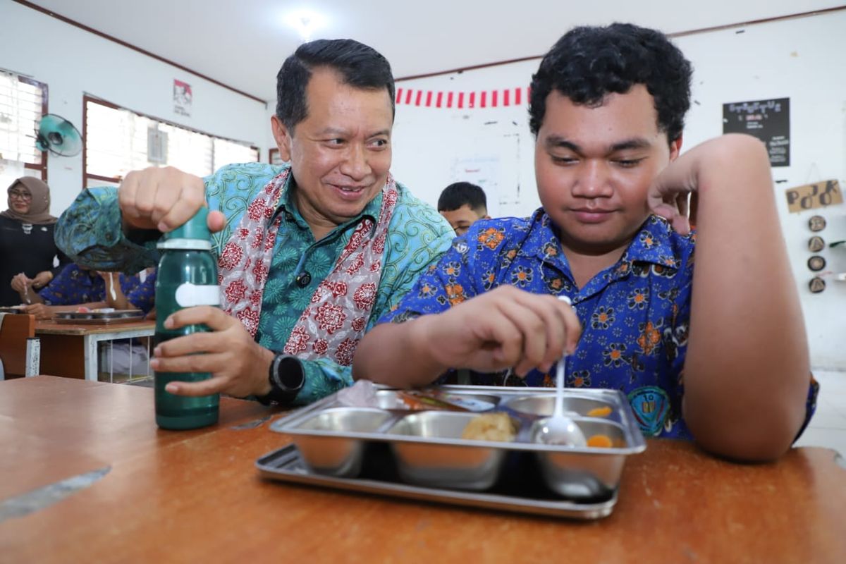 Wakil Menteri Pendayagunaan Aparatur Negara dan Reformasi Birokrasi (PANRB) Purwadi Arianto meninjau penyaluran program Makan Bergizi Gratis (MBG)&nbsp;di SMA Negeri 10 Kota Jambi, Kamis (18/9/2025).