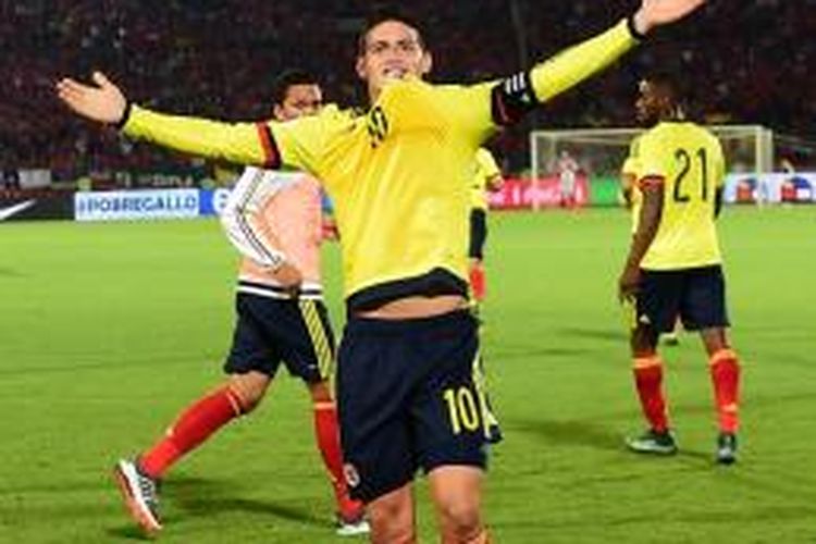 Kapten Kolombia, James Rodriguez, merayakan gol ke gawang Cile pada PPD 2018, Kamis (12/11/2015). 