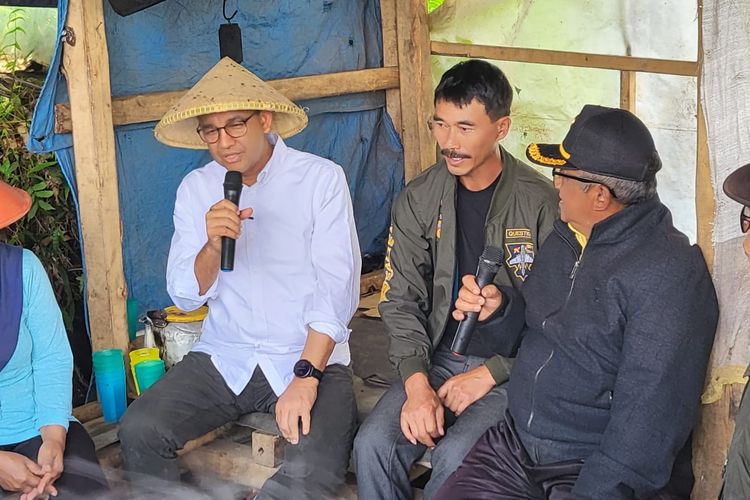 Calon presiden nomor urut 1, Anies Baswedan saat menemui warga petani di Pangalengan, Bandung, Jawa Barat, Rabu (29/11/2023).