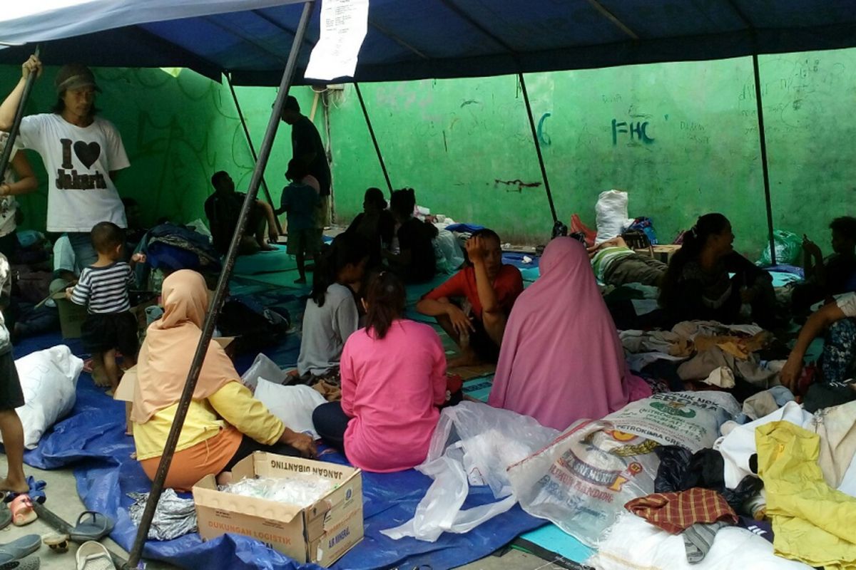 Sebuah posko pengungsian didirikan pasca kebakaran  yang terjadi di premukiman di Jalan Teratai, Kembangan, Jakarta Barat, Senin (10/7/2017).