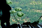 TNI Kirim Bantuan ke Aceh Tamiang, Logistik Diterjunkan Pakai Parasut dari Pesawat