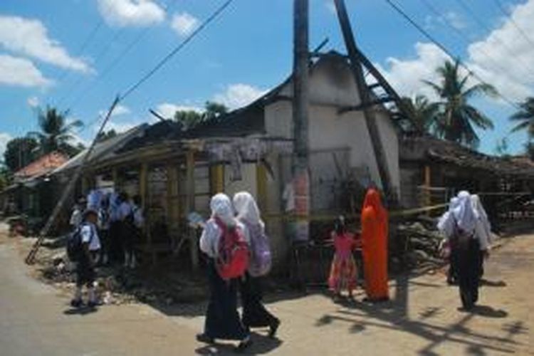 Lima toko di Desa Batu Putih, Sumenep, ludes terbakar. Penyebab diduga karena tabung elpiji yang bocor, Senin (2/9/2013)