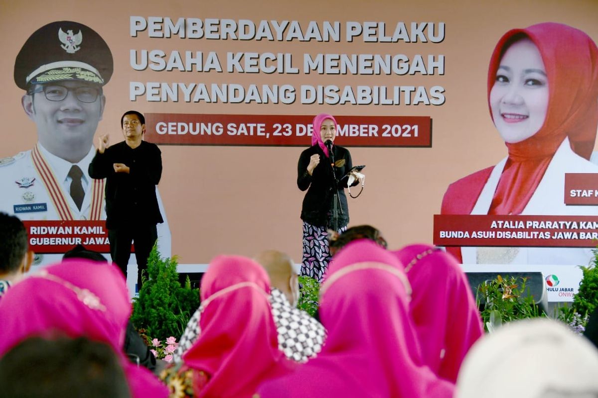 Atalia Praratya Ridwan Kamil saat menghadiri acara Pemberdayaan UKM Penyandang Disabilitas di Plaza Gedung Sate, Kota Bandung, Jabar, Kamis (23/12/2021).
