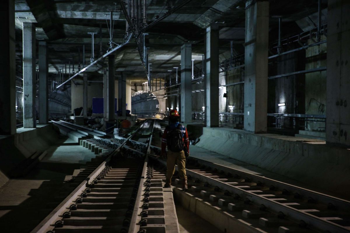 Proses pembangunan pengeboran terowongan untuk angkutan massal cepat (Mass Rapid Transit/MRT) di Stasiun Bunderan HI, Jakarta Pusat, Senin (25/6/2018). Kunjungan Menlu Taro Kono ke Indonesia sekaligus menandai 60 tahun hubungan diplomatik Indonesia-Jepang.