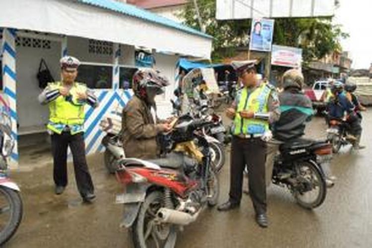 Suasana pelaksanaan Operasi Zebra Toba 2013, Kanit Turjawali juga mengimbau kepada anggota agar tetap mengedepankan prinsip keselamatan dan keamanan personel serta humanisme terhadap masyarakat saat melakukan operasi Zebra Toba 2013 ini, Tetap kedepankan keselamatan, khususnya pada saat melakukan penegakan hukum terhadap pelanggar lalu lintas dengan berpedoman kepada standar operasi prosedur yang telah ditetapkan.