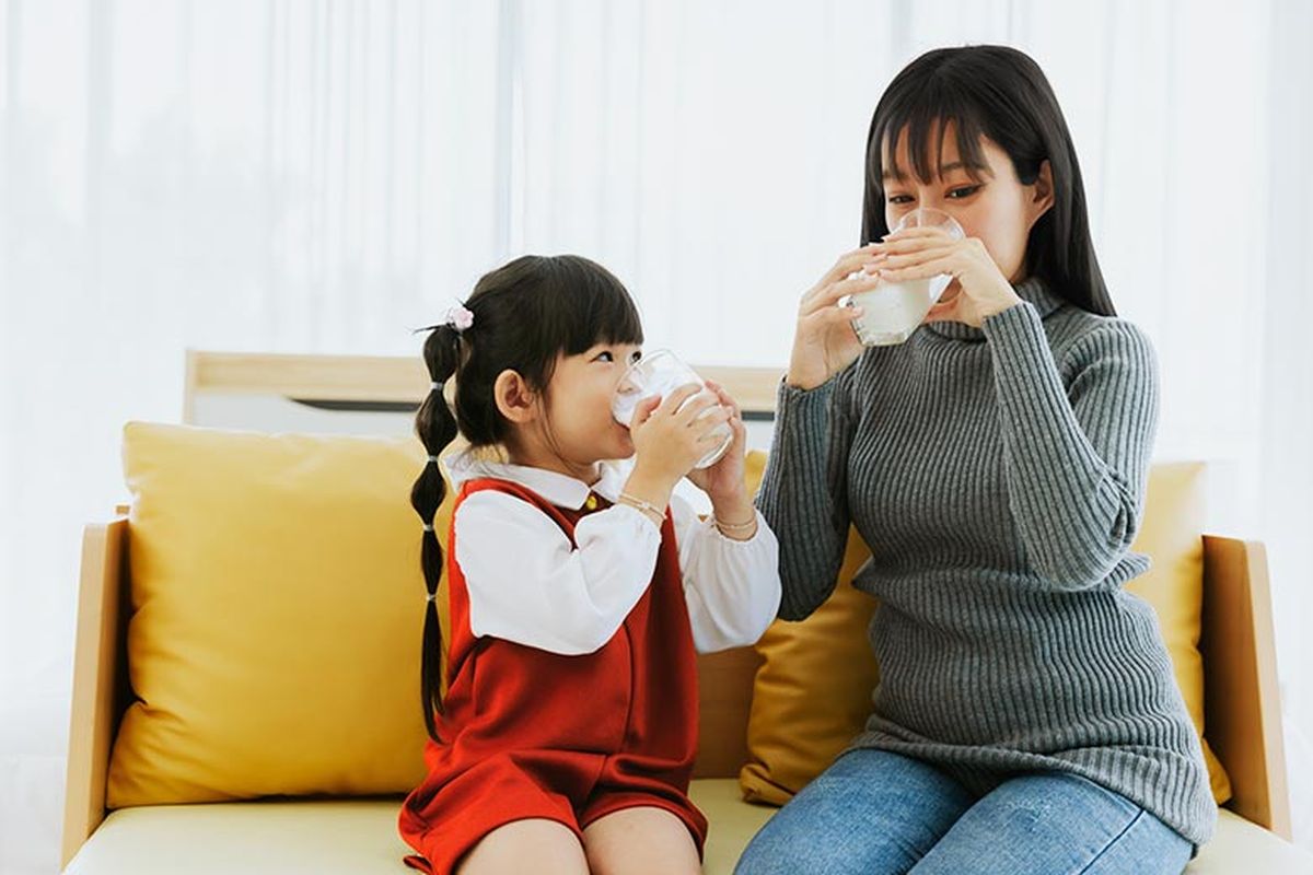 Kebutuhan protein harian anak dapat dipenuhi dengan mengonsumsi susu pertumbuhan setiap hari. 