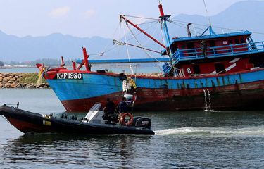 Kapal asing berbendera Malaysia digiring oleh petugas patroli dari Pangkalan PSDKP Lampulo, Banda Aceh, menuju Pelabuhan Lampulo Banda Aceh, Rabu (6/2/2019). Dua kapal ilegal asing berbendera Malaysia ditangkap oleh petugas patroli dari Pangkalan PSDKP Lampulo dengan menggunakan Kapal Hiu 012 di kawasan perairan Zona Ekonomi Eksklusif (ZEE) Indonesia, Selat Malaka, pada Sabtu (2/2/2019).