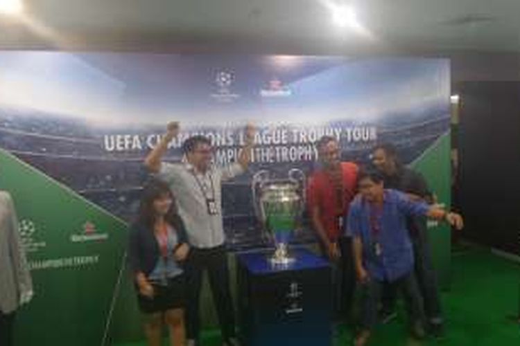 Trofi Liga Champions hadir di Gedung Kompas Gramedia di Jalan Palmerah Barat, Senin (18/4/2016). 