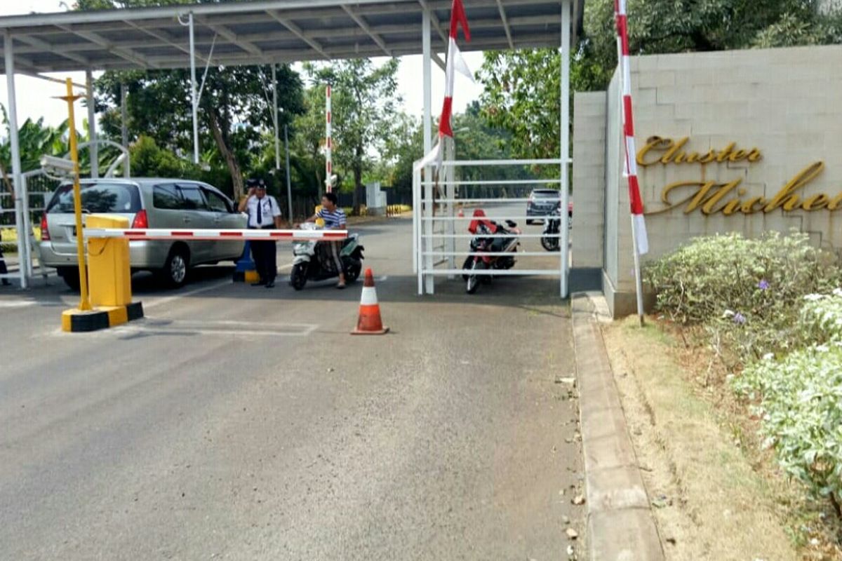 Suasana pos sekuriti yang salah satu petugas keamanannya tewas saat menangkap ular di Cluster Michelia, Tangerang, 