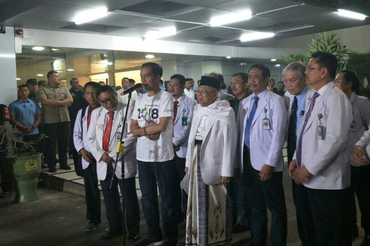 Pasangan capres-cawapres Jokowi-Maruf Amin usai menjalin pemeriksaan kesehatan di RSPAD Gatot Soebroto, Jakarta, Minggu (12/8/2018)