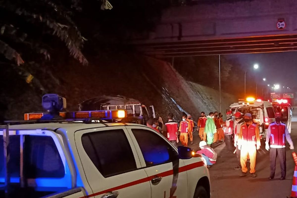 Kecelakaan di Tol JORR Seksi S, Rabu, (15/4/2020) pukul 03.00 WIB.