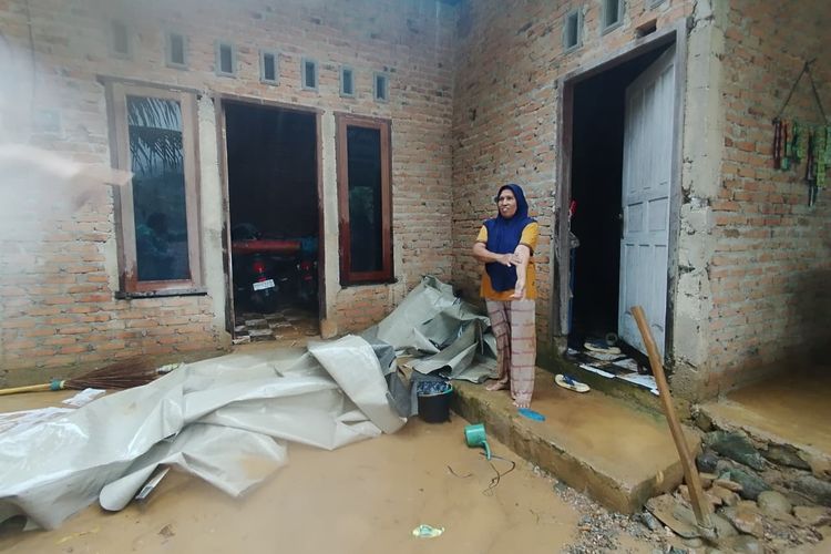 Bertahan di Rumah Berlumpur, Kisah Emi Rawat Suami Sakit usai Banjir Padang
