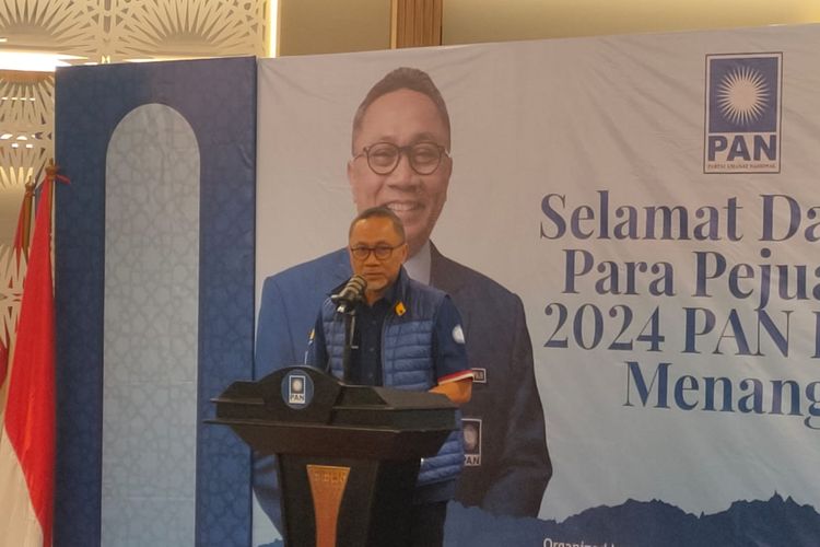 Ketua Umum Partai Amanat Nasional (PAN) Zulkifli Hasan saat berpidato usai mengukuhkan sejumlah anggota baru PAN, di Kantor DPP PAN, Jakarta, Selasa (6/12/2022) malam.