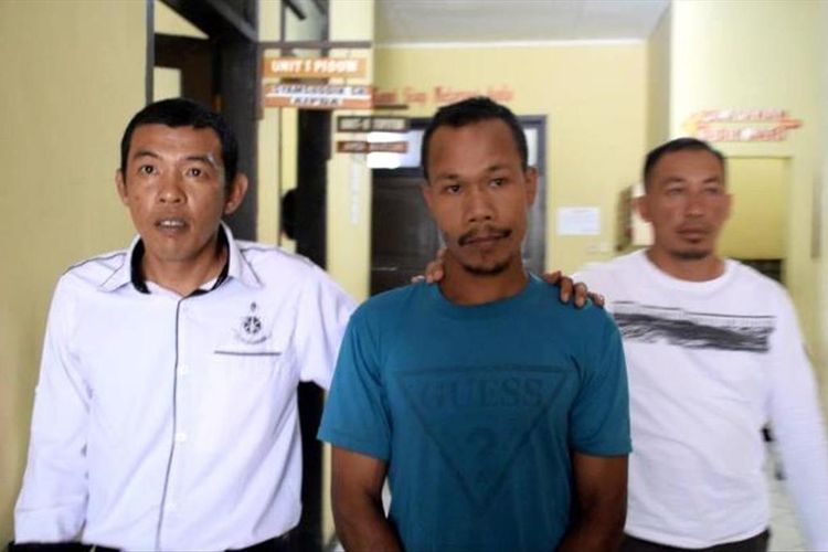 Seorang petani,  inisial LS (37), warga Desa Walompo, Kecamatan Siotapina, Kabupaten Buton, Sulawesi Tenggara, ditangkap Satuan Reskrim Polres Buton, karena membakar motor  dan rumah milik ayah dan saudaranya di dusun walompo dua,  Desa walompo. pelaku LS nekat melakukan pembakaran karena dendam dan sakit hati terhadap keluarganya 