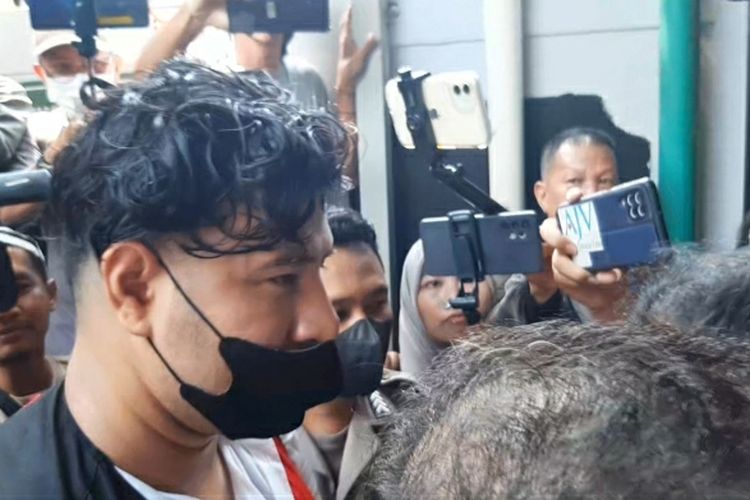 Aktor Ammar Zoni Hadiri Sidang Perdana Kasus Dugaan Penyalahgunaan Narkoba di Pengadilan Negeri Jakarta Selatan, Selasa (22/8/2023)