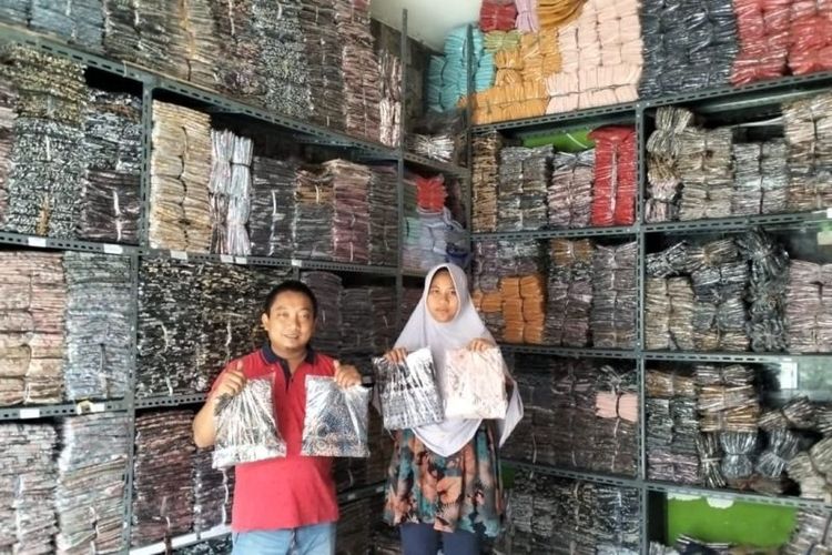 Achmad Latief pemilik toko Zahra 27 yang menjual produk batik Boyolali.