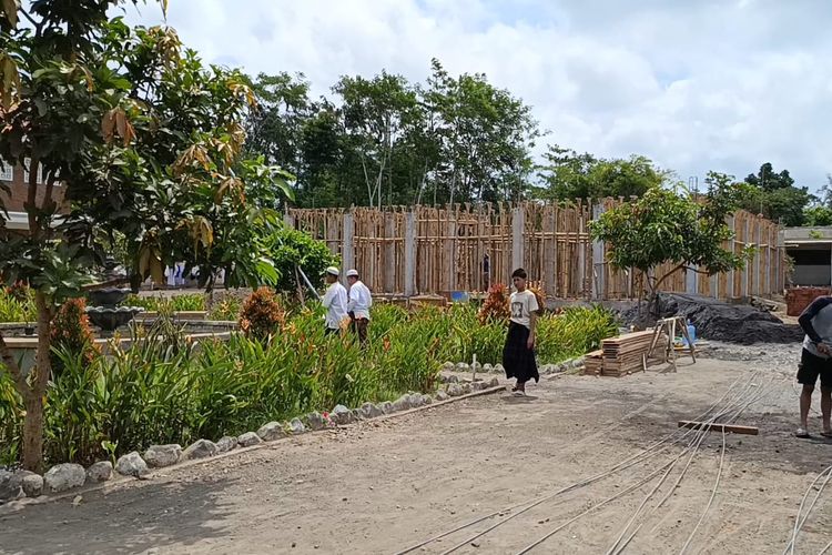 Suasana salah satu pondok pesantren di Lumajang, tampak sedang proses pembangunan gedung