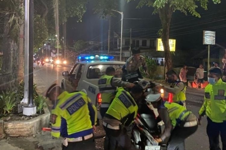 Polisi dari Satlantas Polres Pematangsiantar mengevakuasi sepeda motor korban dari lokasi kecelakaan di Jalan Sangnaualuh Kecamatan Siantar Timur, Kota Pematangsiantar, Sabtu 4 Juni 2022. | Dok: Polres Pematangsiantar