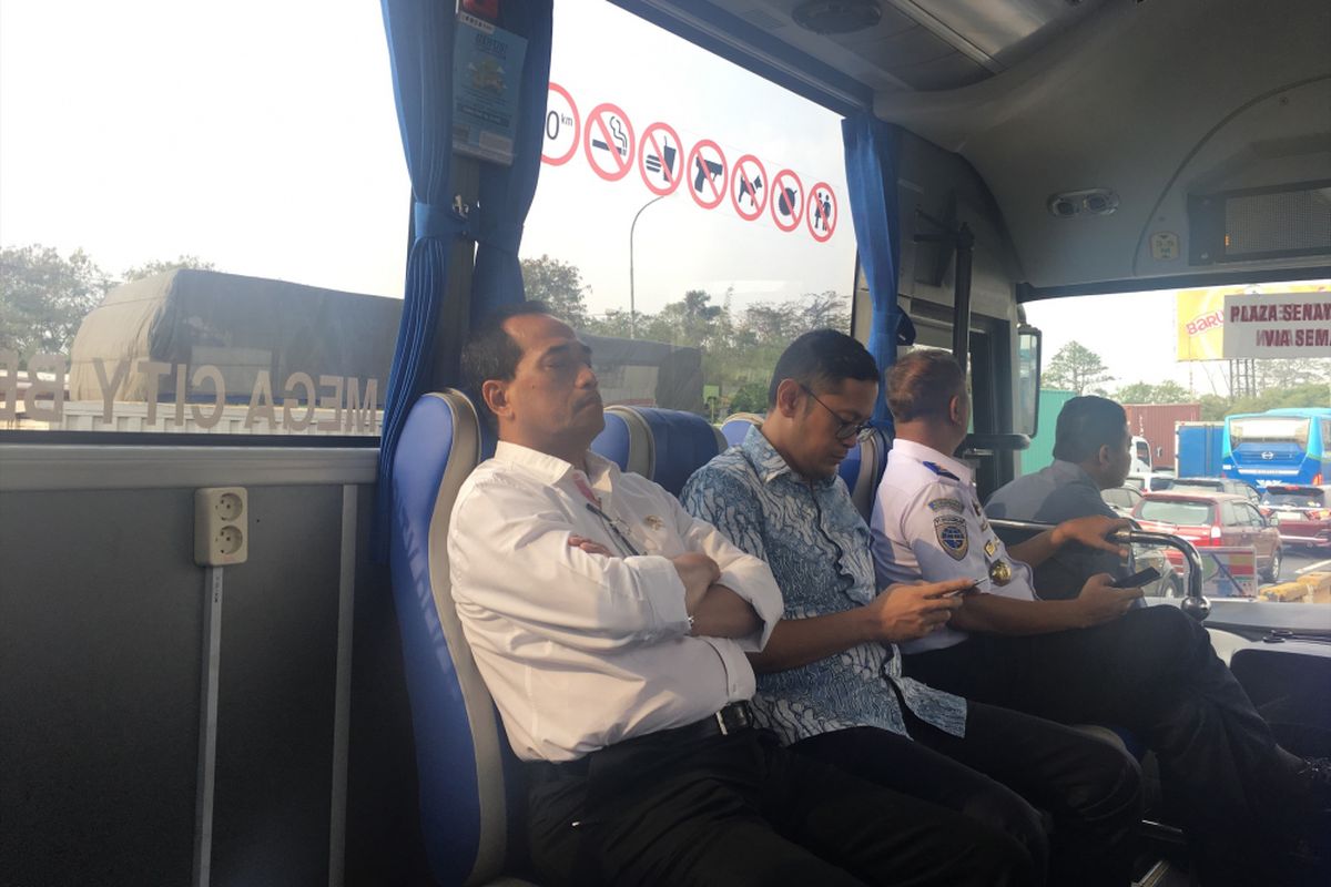 Menteri Perhubungan Budi Karya Sumadi melakukan uji coba dengan menaiki bus Transjabodetabek premium rute Mega City Bekasi-Plaza Senayan, Selasa (19/9/2017). 