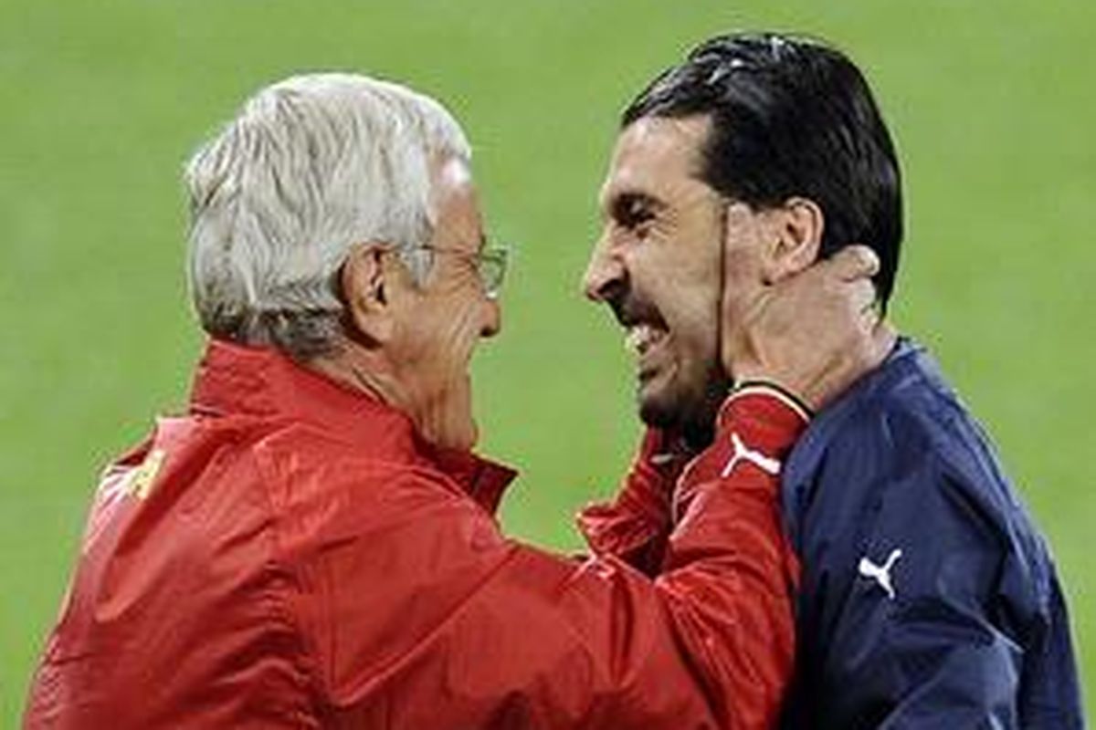 Kiper Italia, Gianluigi Buffon (kanan) dan pelatih Italia Marcello Lippi.