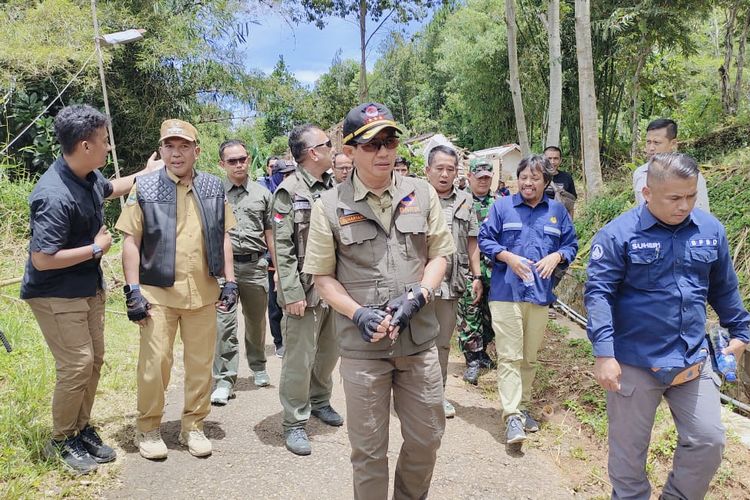 Kepala BNPB, Letjen TNI Suharyanto meninjau lokasi pergerakan tanah di Kampung Cigombong, Desa Cibedug, Kecamatan Rongga, Kabupaten Bandung Barat (KBB), Jawa Barat, Selasa (5/3/2024).