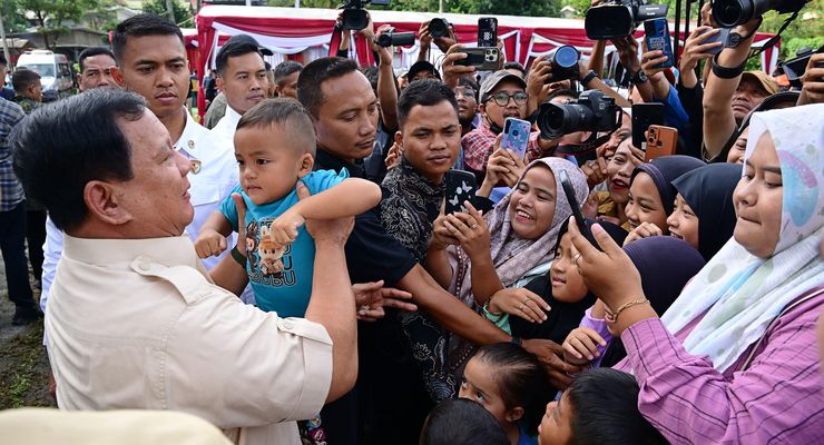 Momen Prabowo Bercengkerama dengan Warga hingga Cium Anak Kecil Usai "Nyoblos"