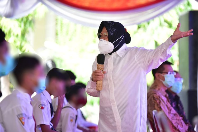 Wali Kota Surabaya Tri Rismaharini memberikan pengarahan kepada pelajar yang ikut dalam demonstrasi menolak Omnibus Law UU Cipta Kerja di SMP 1 Surabaya, Senin (19/10/2020).