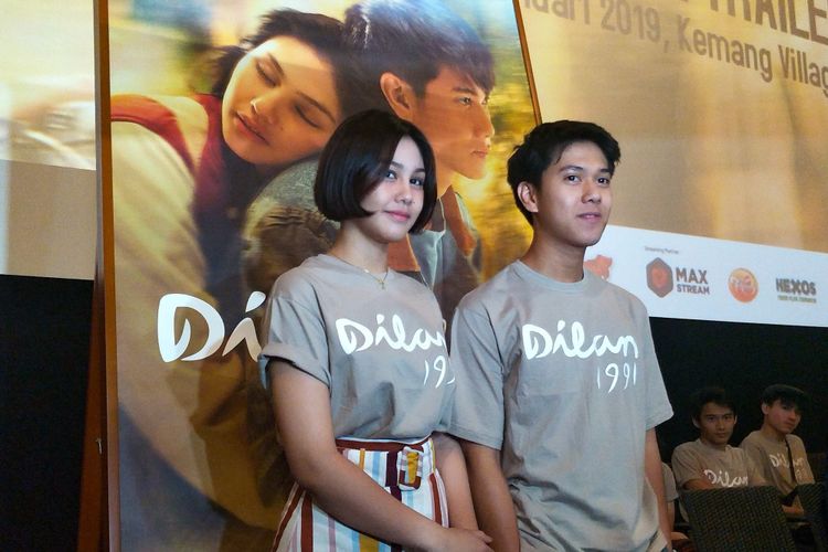 Iqbaal Ramadah pemeran karakter Dilan dan Vanesha Prescilla pemeran karakter Milea dalam peluncuran trailer Dilan 1991 di XXI Kemang Village, Jakarta Selatan, Kamis (17/1/2019).