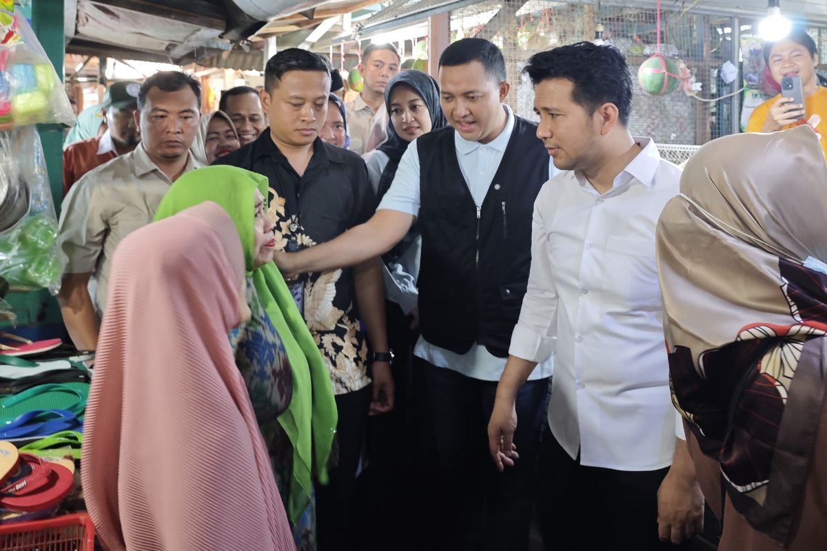 Calon wakil gubernur Jawa Timur, Emil Elistianto Dardak, bersama istrinya sambangi pasar tradisional Pandaan, Pasuruan, Jawa Timur, Jumat (27/9/2024).