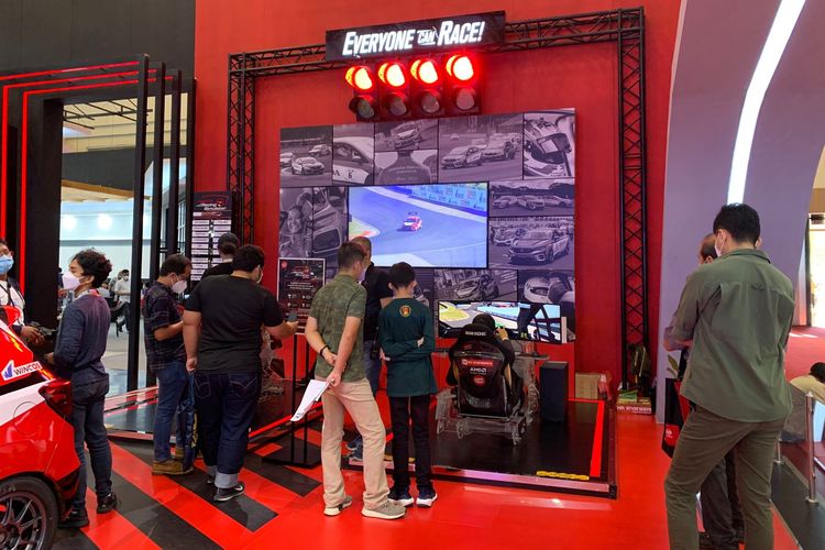 Ilustrasi simulator racing di booth Honda pada ajang GIIAS 2022