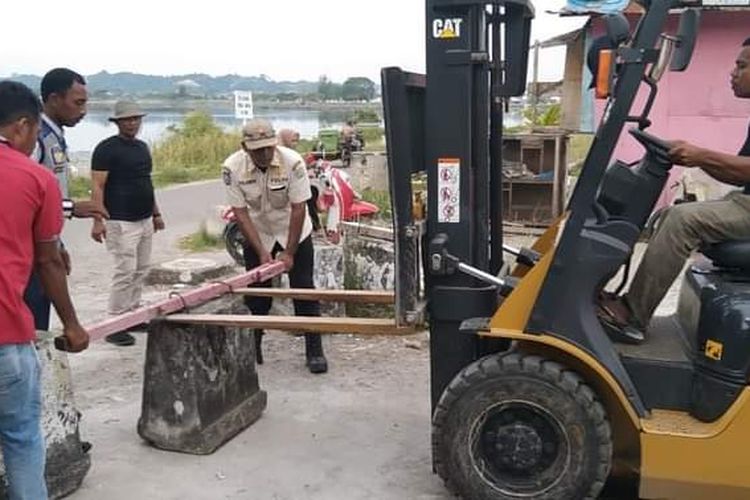 Satuan Polisi Pamong Praja dan Wilayatul Hisbah (Satpol PP dan WH) Kota Lhokseumawe, Jumat (17/2/2023) menutup pintu masuk Waduk Kota Lhokseumawe.