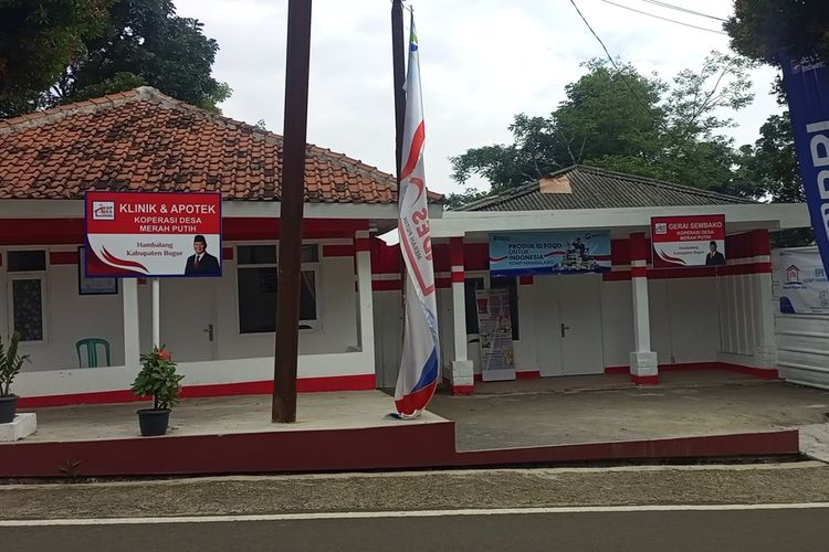 Kondisi Koperasi Desa (Kopdes) Merah Putih di Hambalang, Bogor, Jawa Barat, Kamis (21/8/2025) tampak sepi dan belum beroperasi sesuai tujuan awalnya dibentuk.