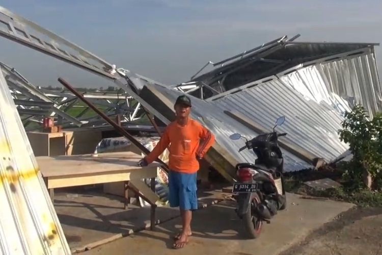 Warga di Desa Pagerbarang, Tegal, Jateng saat hendak memperbaiki propertinya yang rusak akibat angin kencan, Rabu (14/9/2022)