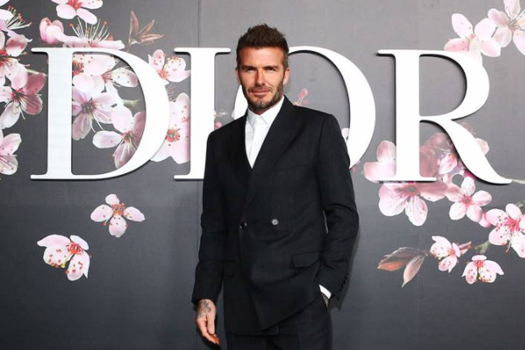 David Beckham memakai setelan dari Dior