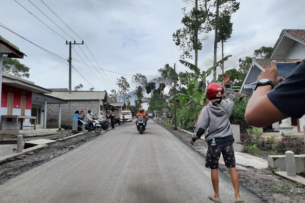 Warga di Desa Supit Urang, Kecamatan Pronojiwo berlarian ketika melihat awan pekat membumbung dari Gunung Semeru, Senin (6/12/2021).