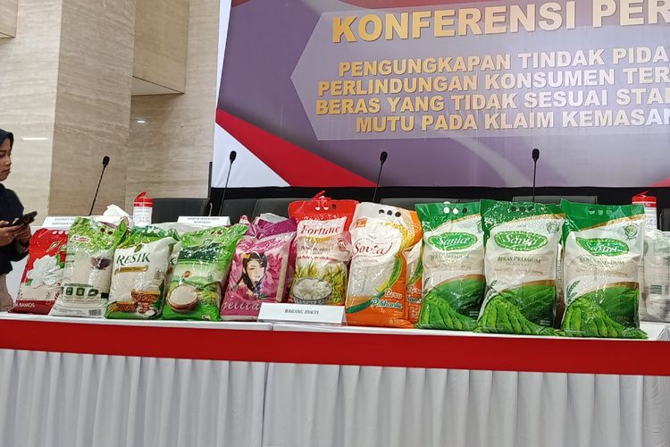 Barang bukti beras yang ditampilkan dalam konferensi pers di Gedung Bareskrim Polri, Kamis (24/7/2025). 
